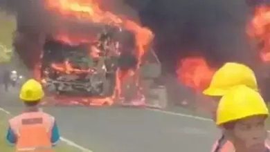 Bas langgar lori tangki, 16 terbunuh
