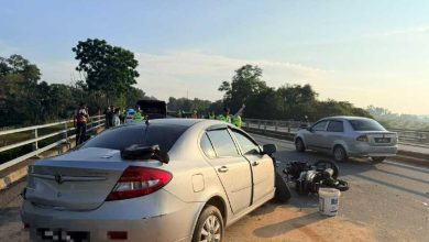 2 maut kereta dinaiki terbabas rempuh pembahagi jalan