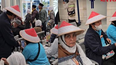 Satu keluarga pakai topi petani tunai haji