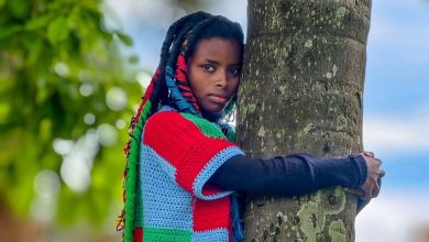 Gadis peluk 1,234 pokok dalam masa sejam
