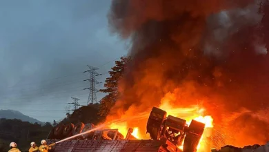 Nahas 4 maut: Treler hempap kereta terbakar ketika cuba dialih