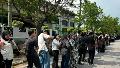 Job seekers line street, drawn by factory’s RM3,500 starting salary
