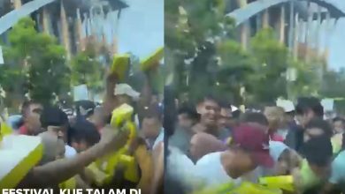 Kecoh orang ramai berebut kebas kuih talam durian