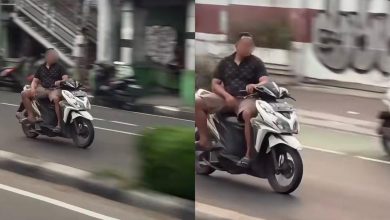 Lelaki bawa skuter duduk mengiring