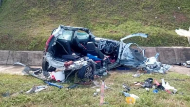 Myvi rosak di lorong kecemasan sebelum dirempuh lori