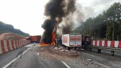 Nahas 4 lori, 2 kereta di Kulai dikhuatiri ragut nyawa, asap tebal menjulang, trafik hala selatan terhalang
