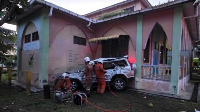 SUV terbabas langgar surau sekolah, 2 wanita maut