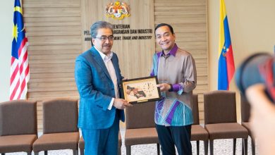 Johari, Onn Hafiz Bincang Usaha Perkukuh Pelaburan Johor