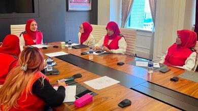 KUALA LUMPUR, 12 Ogos — Skuad Sayang 3K Kebangsaan terus memperkemas gerak kerja serta membuat persediaan awal bagi menghadapi Perhimpunan Agung UMNO Malaysia (PAU) 2026 yang bakal berlangsung bulan hadapan. Komandan Skuad Sayang 3K Kebangsaan, Hisyam Suhaily Othman berkata, perkara berkenaan dibincangkan dalam Mesyuarat Skuad Sayang 3K Kebangsaan yang dipengerusikannya semalam. Menurut beliau yang juga Exco Wanita UMNO Malaysia, setiap perancangan perlu disusun dengan teliti bagi memastikan segala amanah dapat dilaksanakan dengan penuh tanggungjawab. “Setiap perancangan perlu disusun dengan teliti, setiap amanah perlu dilaksanakan dengan penuh tanggungjawab dan setiap gerak kerja mesti digerakkan secara bersama. “Insya-Allah, dengan semangat kebersamaan dan komitmen seluruh warga Skuad Sayang 3K, kita terus melangkah dengan tekad untuk memberikan yang terbaik,” katanya. Beliau berkata, persediaan awal yang dilaksanakan itu penting bagi memastikan Skuad Sayang 3K Kebangsaan berada pada tahap kesiapsiagaan yang baik dalam menjayakan agenda dan tugasan yang dipertanggungjawabkan sempena PAU 2026.- UMNO Online