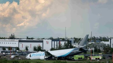 Boeing 767 terbabas, rempuh kenderaan di jalan raya