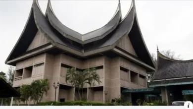 Negri reps leave Umno HQ without speaking to media after meeting
