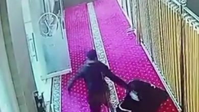 Beg mahasiswi dicuri ketika sujud solat zuhur