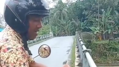 Lelaki santai makan hidangan makhluk halus
