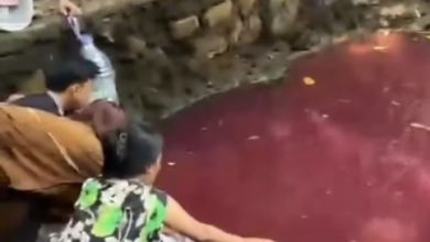 Air mata air bertukar merah