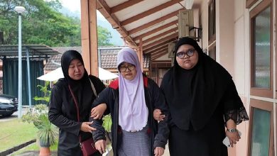 2 rentung kemalangan: Ibu sebak, terpaksa dipapah ketika tuntut jenazah