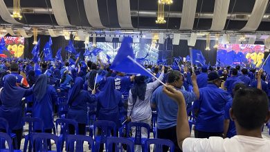 Laungan ‘Melaka Lerr!’ ‘Kita Geng Biru’ Gegarkan MITC, Meriahkan Pelancaran Jentera BN