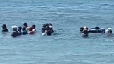Penduduk solat berjemaah dalam laut