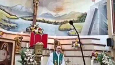Paderi maut dihempap salib gergasi ketika live [VIDEO]