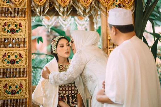 [VIDEO] Ikut Adat Bugis Makasar, Ini Sekitar Majlis Pernikahan Anak