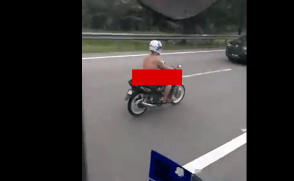 [VIDEO] Lelaki bogel tunggang motosikal