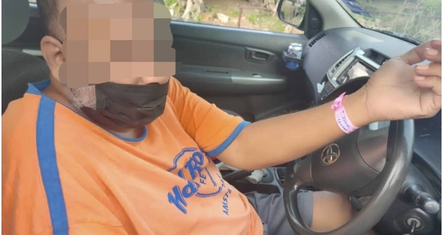 Lelaki gelang pink kena kompaun beli barang runcit