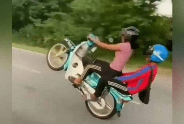 Wanita buat aksi 'wheelie' ditahan polis