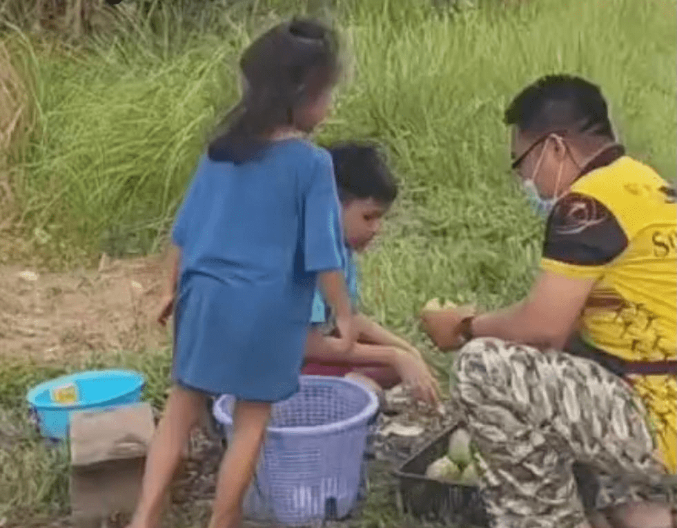 [VIDEO] Gigih Dua Beradik Jual Mangga Tepi Jalan. Demi Bantu Ibu Cari Duit, Ramai Sebak