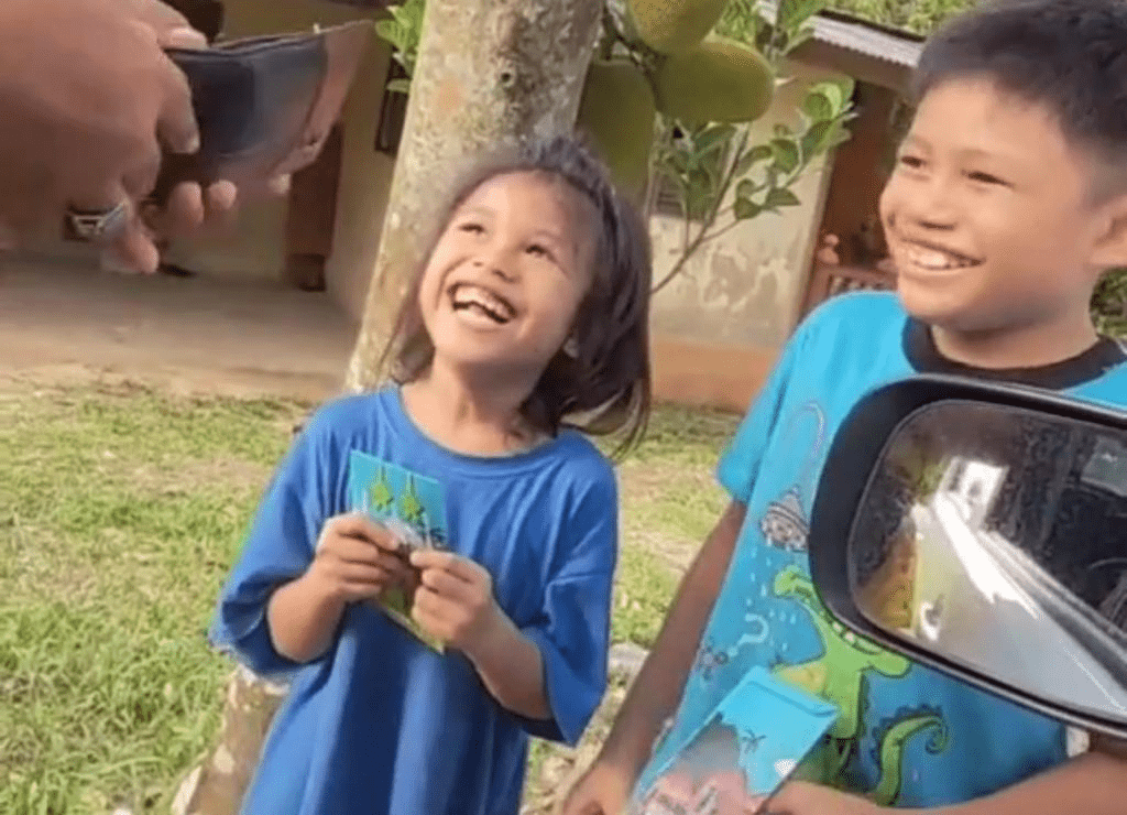 [VIDEO] Gigih Dua Beradik Jual Mangga Tepi Jalan. Demi Bantu Ibu Cari Duit, Ramai Sebak