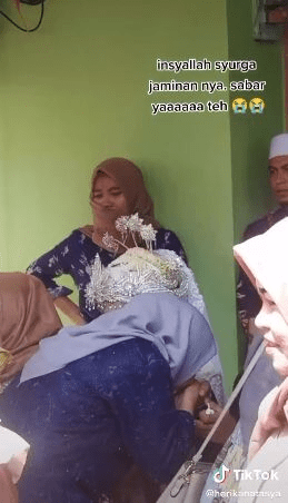 Isteri Pertama Menangis Melihat Suami Bersama Madu Di Majlis Persandingan Mereka [VIDEO] 