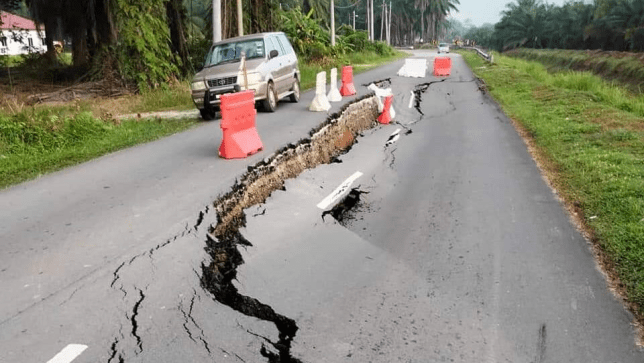  Jalan mendap sepanjang 100 meter