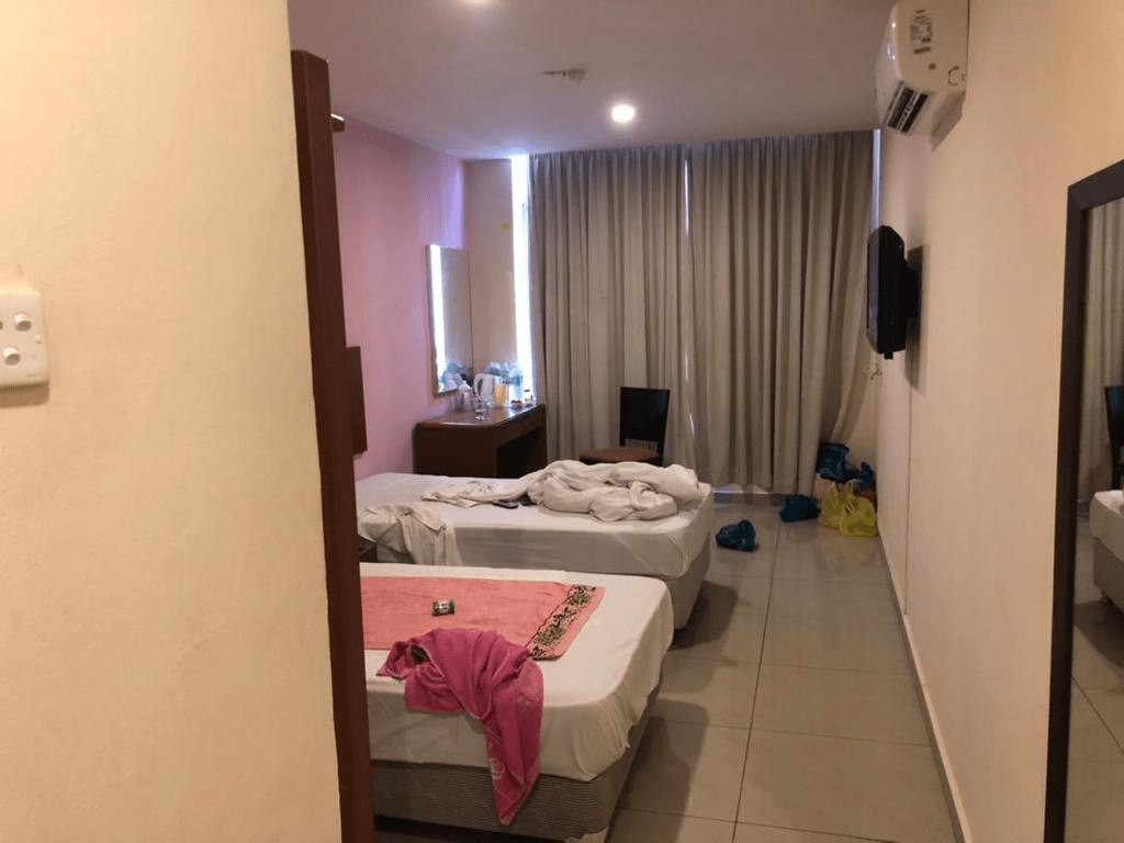 Tiga Pelacur Layan Dua Lelaki Setiap Hari. Bayaran RM240-RM250 Setiap Sesi