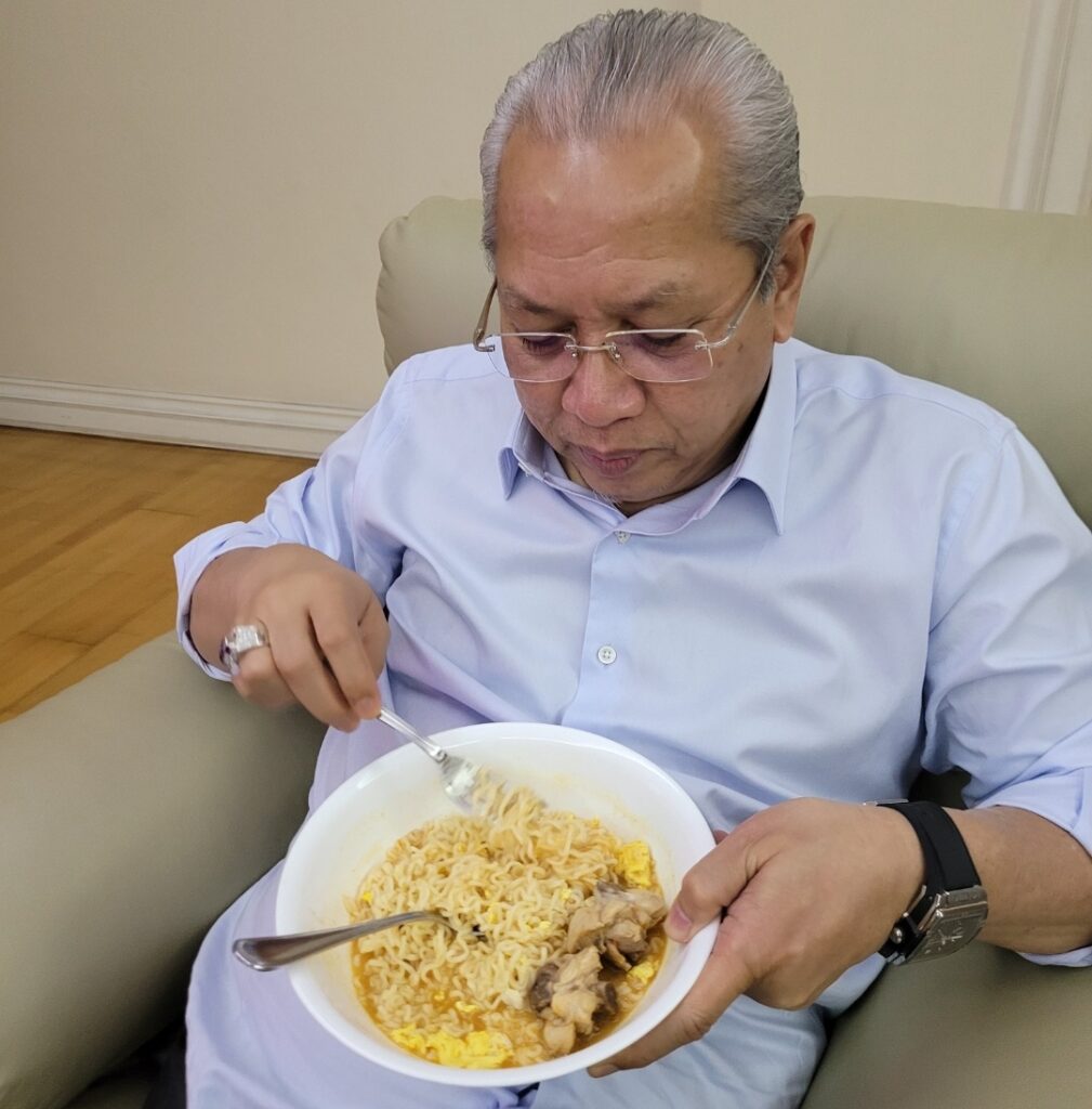 Azmin makan maggi