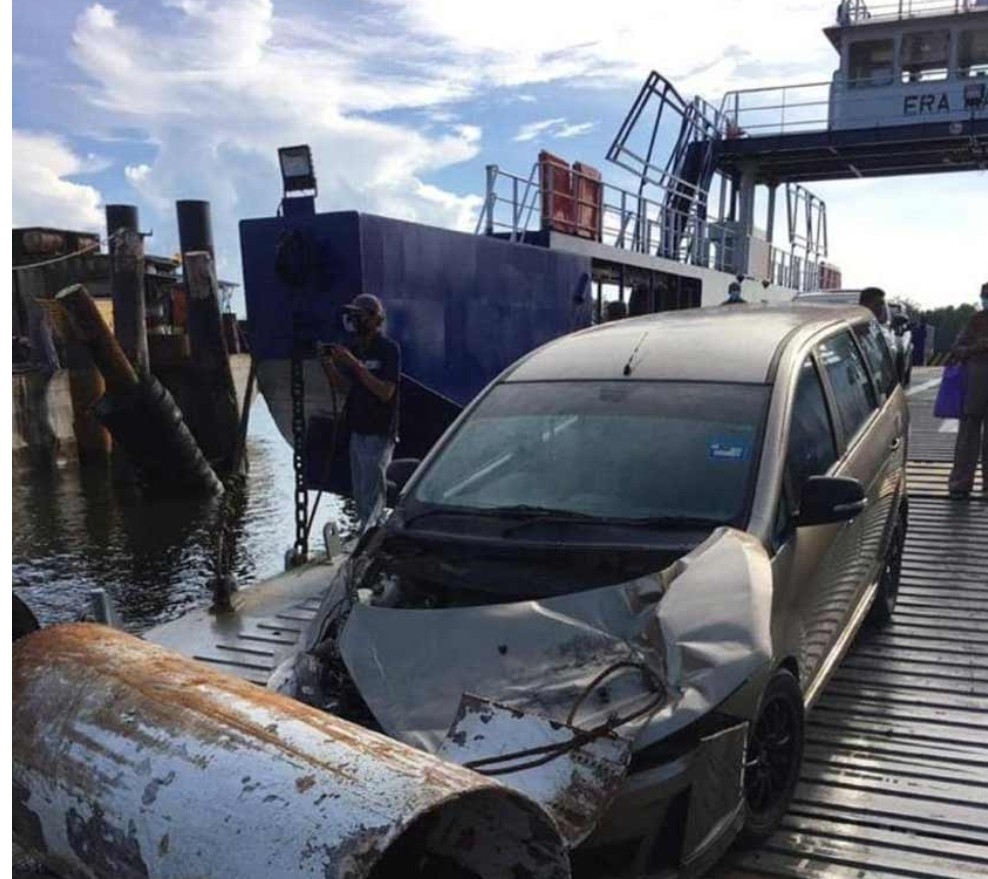 Kereta dihempap cerucuk besi ketika menuruni feri, dua nyaris maut