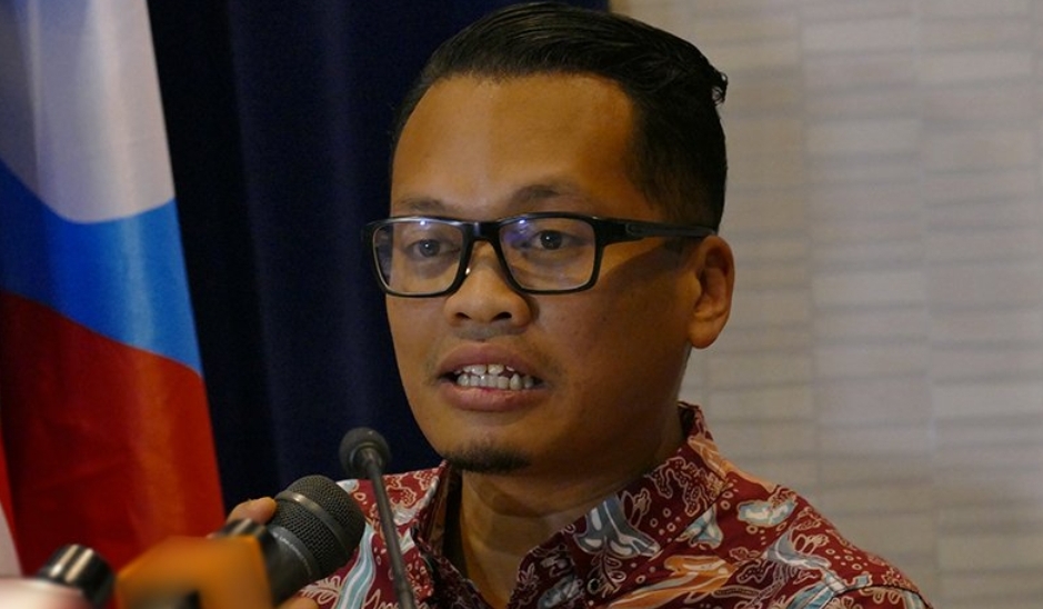 Lebih baik kurangkan bilangan menteri dari potongan gaji - Nik Nazmi