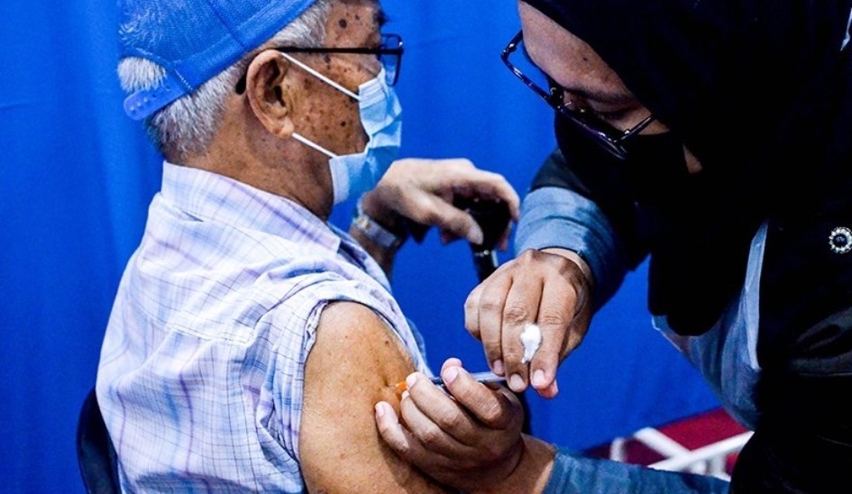 Dewasa malaysia vaksinasi kadar Malaysia catat