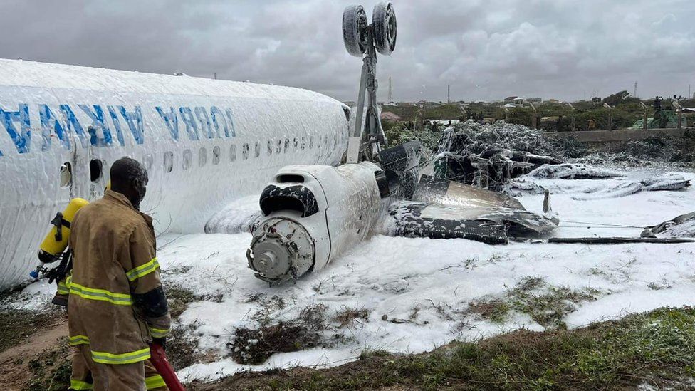 Pesawat bawa 36 orang terbalik — MYKMU.NET