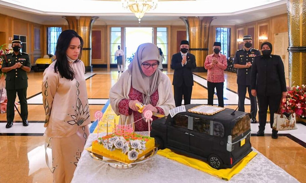 Tunku Azizah terima ‘hadiah’ kek kereta sempena Hari Keputeraan Ke-62 — MYKMU.NET