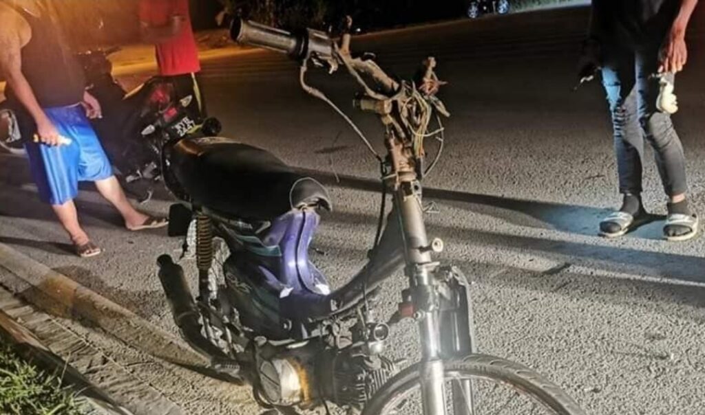 Abang Maut, Adik Parah Motosikal Bertembung Sesama Sendiri - MYKMU.NET