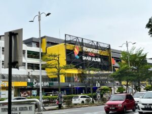 KOMPLEKS PKNS terletak di Seksyen 14 Shah Alam dibina pada tahun 1977. - Gambar Hiasan