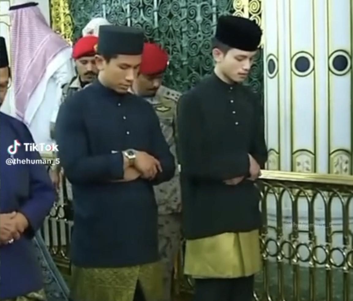 Putera Mateen Lengkap Berbaju Melayu Di Masjid Nabawi (Video)