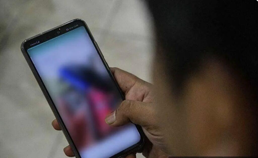 Hanya kerana iPhone, wanita muda sanggup jadi pelacur online