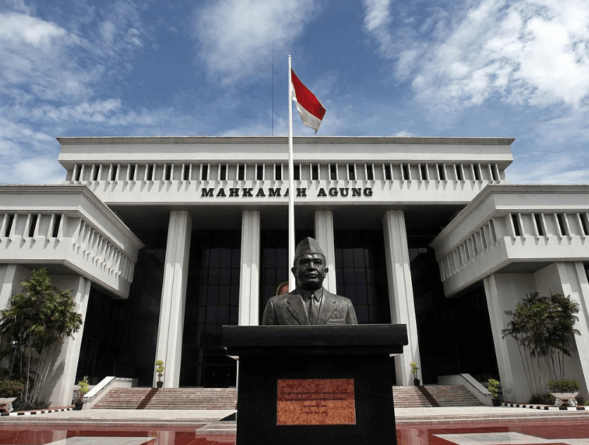 9 hakim Indonesia memuktamadkan had usia calon presiden, naib presiden ...