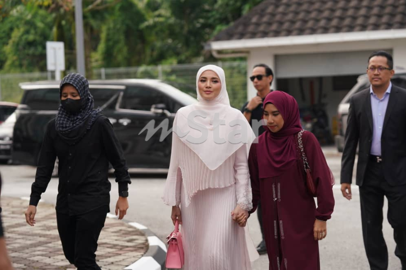 Fazura tenang tiba di mahkamah, ditemani 6 pengawal peribadi