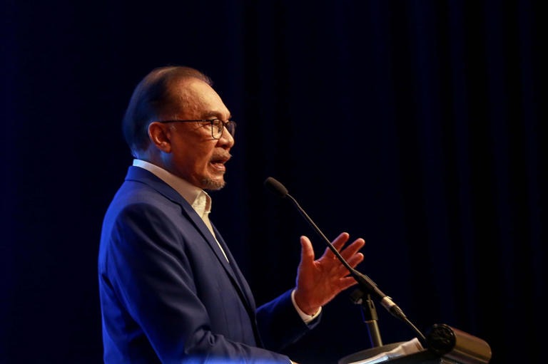 PM Anwar: No discrimination — politicians can hold GLC positions if qualified