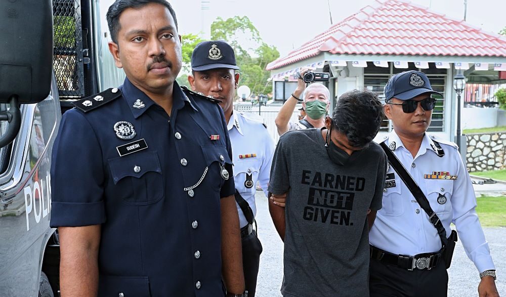 Buruh mabuk didakwa langgar budak sekolah