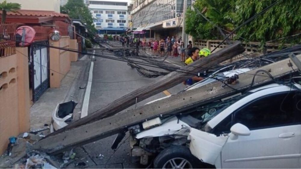 Lebih 10 tiang elektrik tumbang kerana sebuah kereta