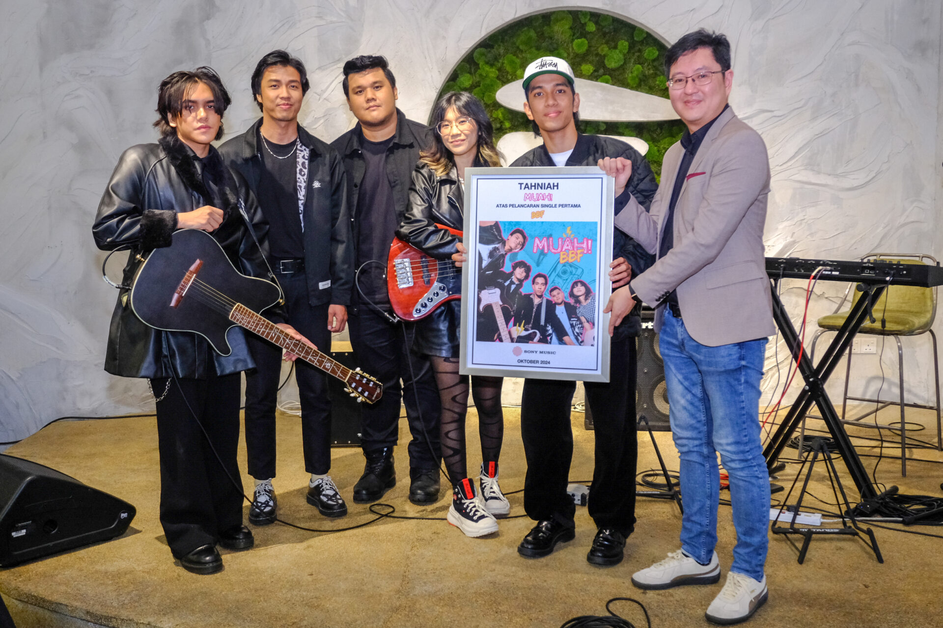 Naim Daniel Hadir Dengan Band MUAH! [VIDEO] 