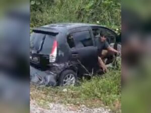 Acu pisau dekat polis selepas kemalangan