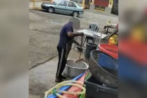 Tular pekerja kedai makan guna penyapu cuci periuk