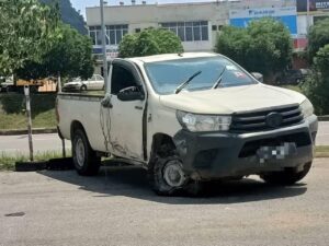 Pekebun maut, trak pikap terbabas rempuh penghadang jalan